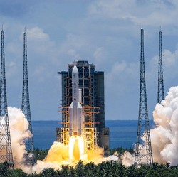 China Mau Cegat Komet yang Melesat Kencang Melewati Bumi