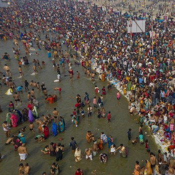 Mandi Bareng, Intip Perayaan Mauni Amavasya di Tengah Pandemi