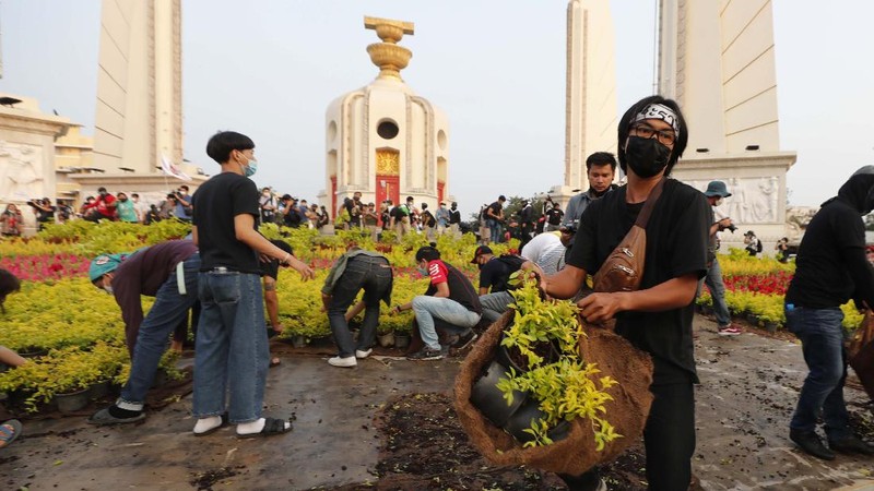 Aktivis pemuda Thailand memprotes undang-undang yang melarang penghinaan terhadap raja Thailand yang berkuasa pada Sabtu (13/2/2021). AP/