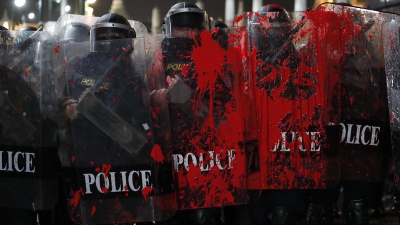 Aktivis pemuda Thailand memprotes undang-undang yang melarang penghinaan terhadap raja Thailand yang berkuasa pada Sabtu (13/2/2021). AP/