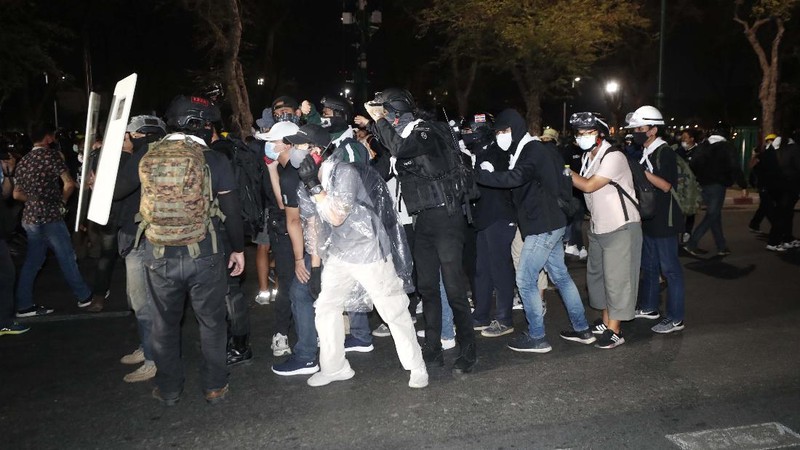 Aktivis pemuda Thailand memprotes undang-undang yang melarang penghinaan terhadap raja Thailand yang berkuasa pada Sabtu (13/2/2021). AP/