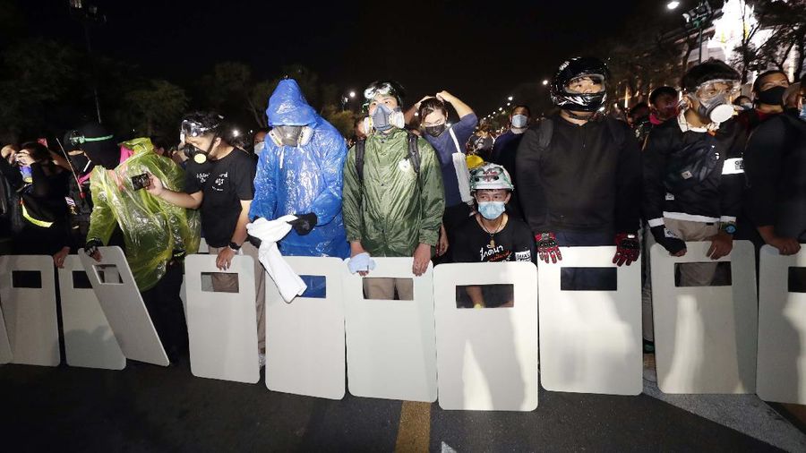Aktivis pemuda Thailand memprotes undang-undang yang melarang penghinaan terhadap raja Thailand yang berkuasa pada Sabtu (13/2/2021). AP/