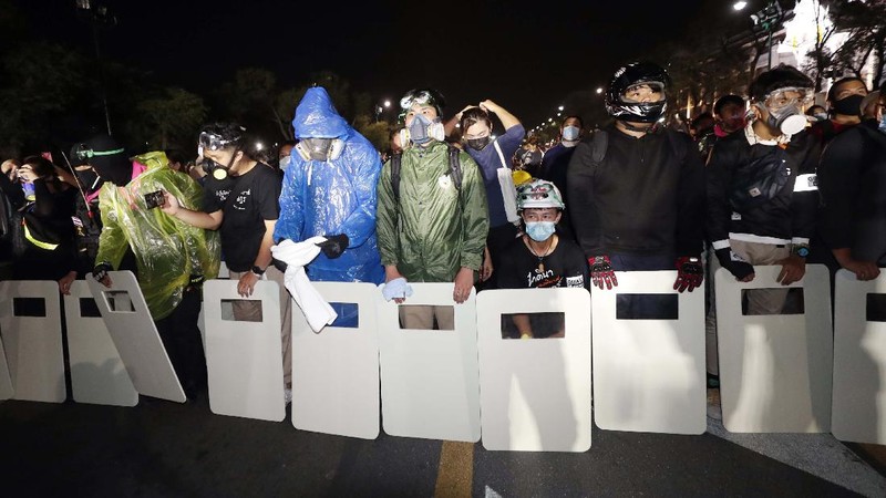 Aktivis pemuda Thailand memprotes undang-undang yang melarang penghinaan terhadap raja Thailand yang berkuasa pada Sabtu (13/2/2021). AP/