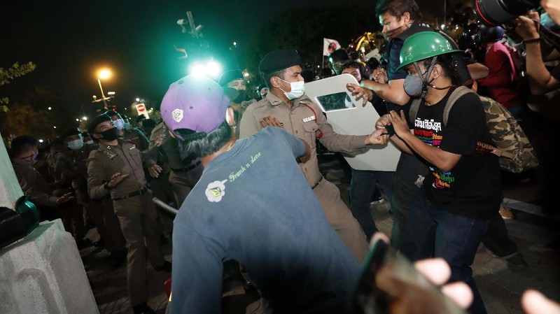 Aktivis pemuda Thailand memprotes undang-undang yang melarang penghinaan terhadap raja Thailand yang berkuasa pada Sabtu (13/2/2021). AP/