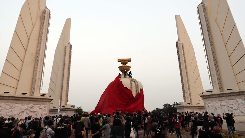 Aktivis pemuda Thailand memprotes undang-undang yang melarang penghinaan terhadap raja Thailand yang berkuasa pada Sabtu (13/2/2021). AP/