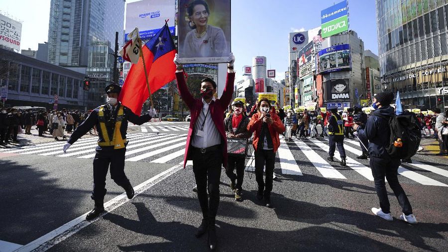 Demo tolak kudeta Myanmar. (AP/Eugene Hoshiko)