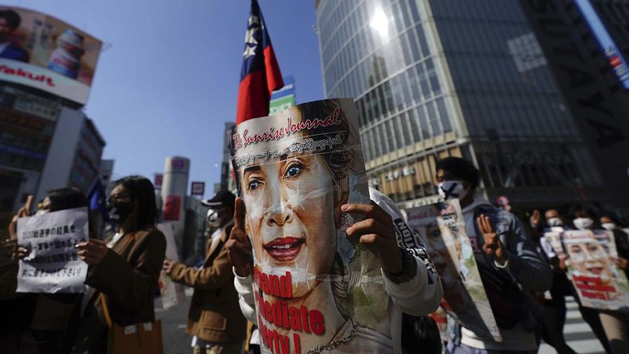 Demo tolak kudeta Myanmar. (AP/Eugene Hoshiko)