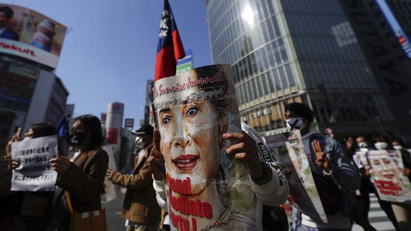 Demo tolak kudeta Myanmar. (AP/Eugene Hoshiko)