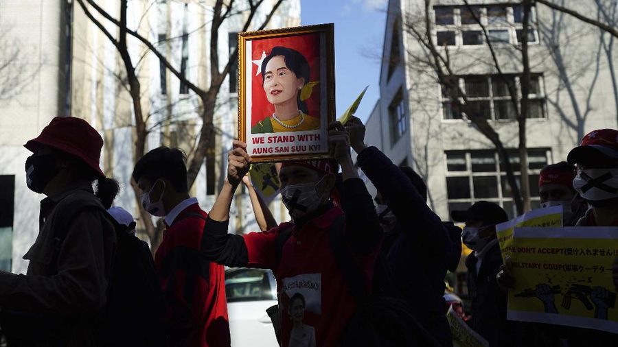Demo tolak kudeta Myanmar. (AP/Eugene Hoshiko)