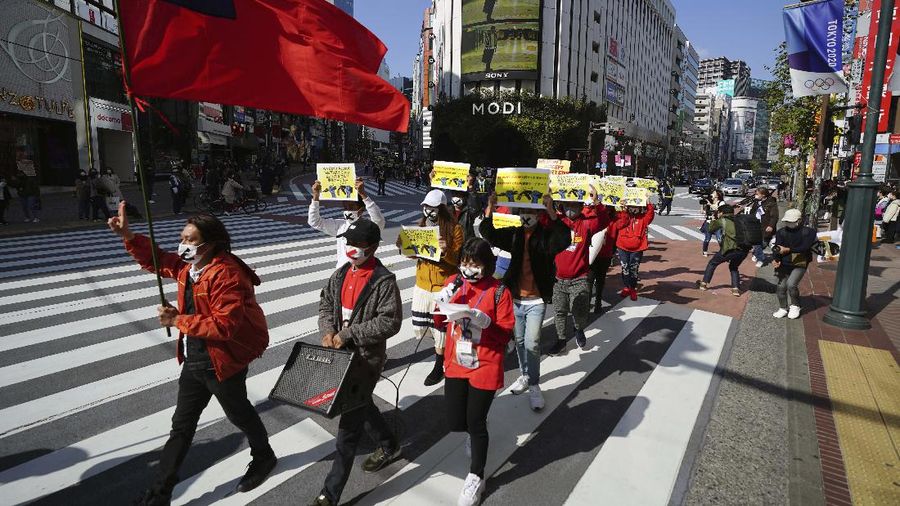 Demo tolak kudeta Myanmar. (AP/Eugene Hoshiko)