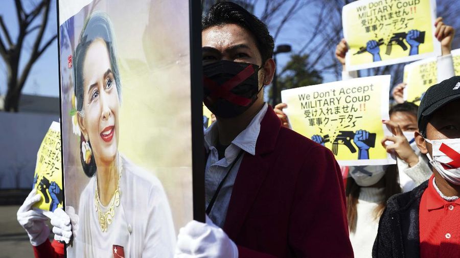 Demo tolak kudeta Myanmar. (AP/Eugene Hoshiko)