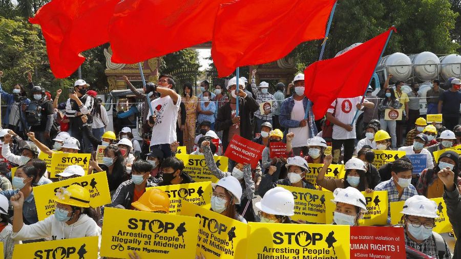 Demo tolak kudeta Myanmar. (AP/Eugene Hoshiko)