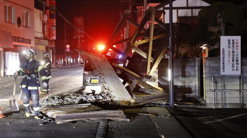 Gempa berkekuatan 7,3 skala Richter mengguncang prefektur Miyagi dan Fukushima di wilayah Tohoku, Jepang, Sabtu (13/2/2021) malam. (AP/Jun Hirata)