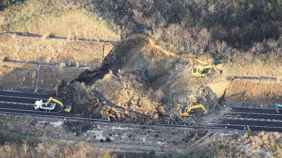 Gempa berkekuatan 7,3 skala Richter mengguncang prefektur Miyagi dan Fukushima di wilayah Tohoku, Jepang, Sabtu (13/2/2021) malam. (AP/Jun Hirata)