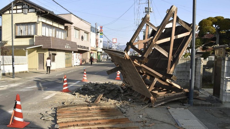 Gempa berkekuatan 7,3 skala Richter mengguncang prefektur Miyagi dan Fukushima di wilayah Tohoku, Jepang, Sabtu (13/2/2021) malam. (AP/Jun Hirata)