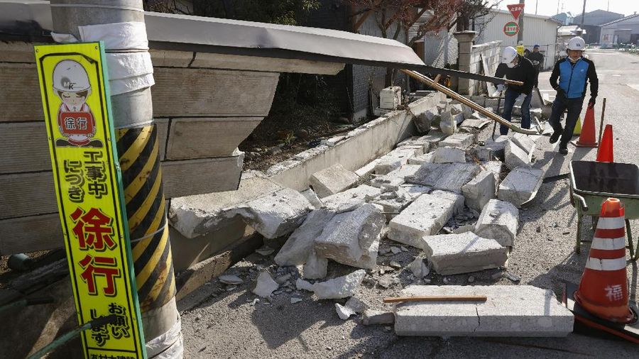 Gempa berkekuatan 7,3 skala Richter mengguncang prefektur Miyagi dan Fukushima di wilayah Tohoku, Jepang, Sabtu (13/2/2021) malam. (AP/Jun Hirata)