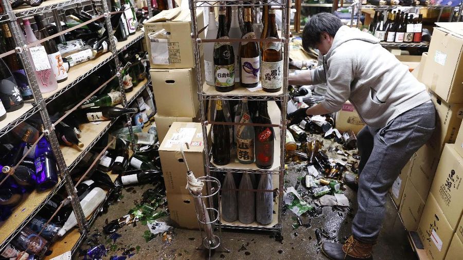 Gempa berkekuatan 7,3 skala Richter mengguncang prefektur Miyagi dan Fukushima di wilayah Tohoku, Jepang, Sabtu (13/2/2021) malam. (AP/Jun Hirata)