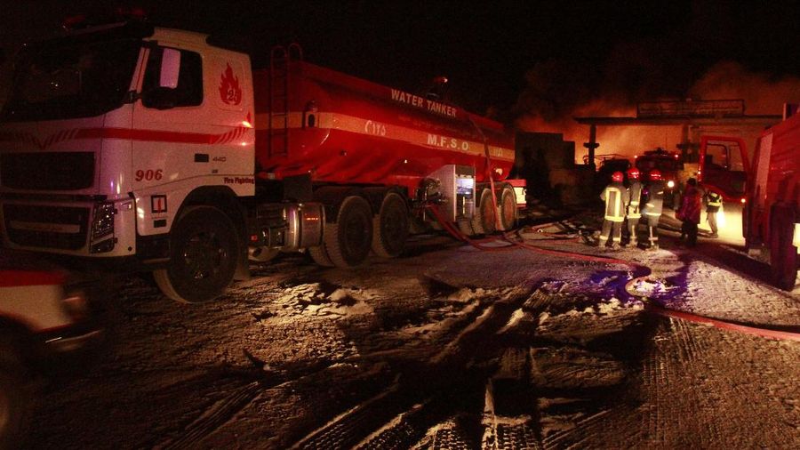 Ledakan truk BBM yang mengenai ratusan kendaraan terjadi di dekat kantor bea cukai perbatasan Afghanistan-Iran pada Sabtu petang, 13 Februari 2021. AP/