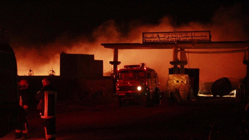 Ledakan truk BBM yang mengenai ratusan kendaraan terjadi di dekat kantor bea cukai perbatasan Afghanistan-Iran pada Sabtu petang, 13 Februari 2021. AP/