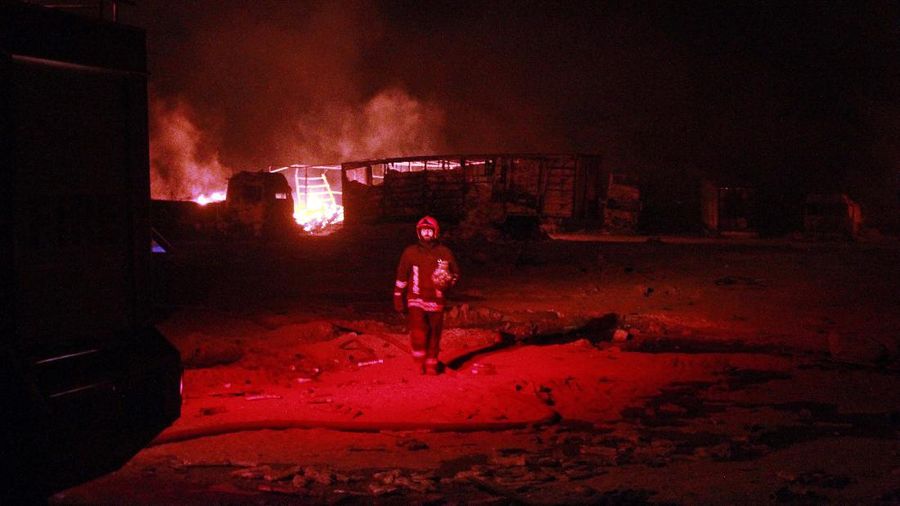 Ledakan truk BBM yang mengenai ratusan kendaraan terjadi di dekat kantor bea cukai perbatasan Afghanistan-Iran pada Sabtu petang, 13 Februari 2021. AP/