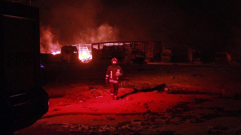 Ledakan truk BBM yang mengenai ratusan kendaraan terjadi di dekat kantor bea cukai perbatasan Afghanistan-Iran pada Sabtu petang, 13 Februari 2021. AP/