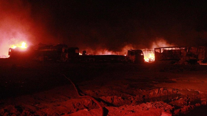 Ledakan truk BBM yang mengenai ratusan kendaraan terjadi di dekat kantor bea cukai perbatasan Afghanistan-Iran pada Sabtu petang, 13 Februari 2021. AP/