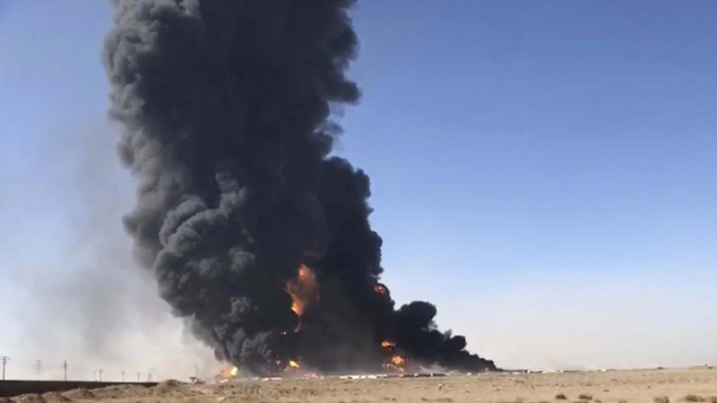 Ledakan truk BBM yang mengenai ratusan kendaraan terjadi di dekat kantor bea cukai perbatasan Afghanistan-Iran pada Sabtu petang, 13 Februari 2021. AP/