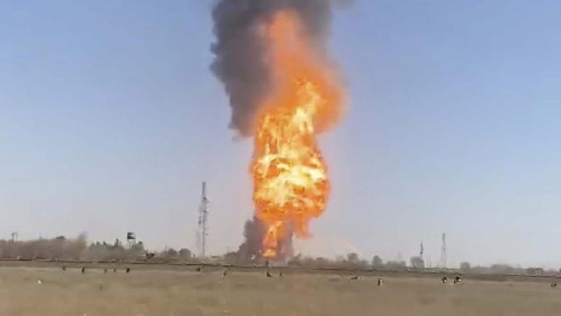 Ledakan truk BBM yang mengenai ratusan kendaraan terjadi di dekat kantor bea cukai perbatasan Afghanistan-Iran pada Sabtu petang, 13 Februari 2021. AP/