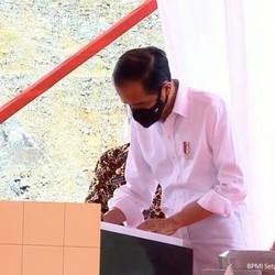 Saat Valentine, Jokowi Resmikan Bendungan di Kampung SBY
