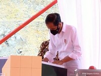Saat Valentine, Jokowi Resmikan Bendungan di Kampung SBY
