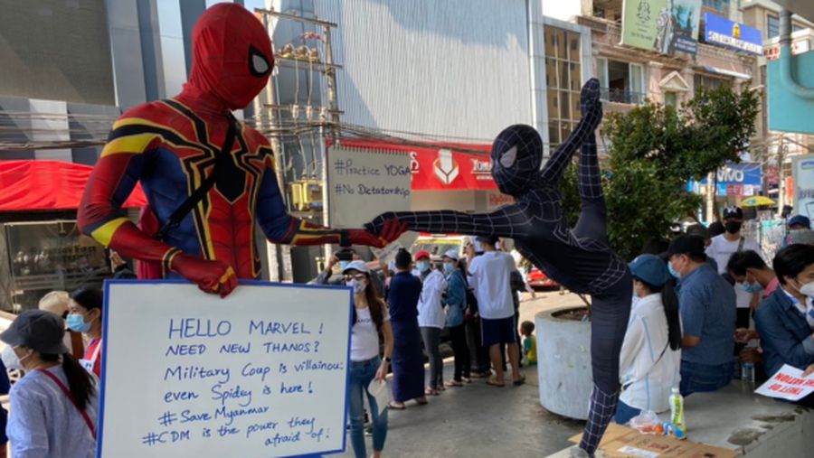 Spiderman ikut protes dalam kudeta militer di Myanmar. (Foto: Tangkapan layar via Twitter)