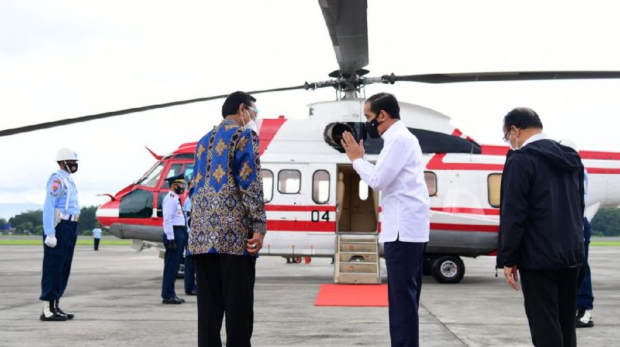 Tiba di Pangkalan TNI AU Adisutjipto, Presiden Joko Widodo dan rombongan kemudian bertolak menuju Kabupaten Pacitan menggunakan Helikopter Super Puma TNI AU. (Dok: Muchlis Jr - Biro Pers Sekretariat Presiden)