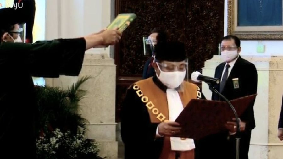 Andi Samsan Nganro membacakan sumpah jabatan sebagai Wakil Ketua MA bidang Yudisial di hadapan Presiden Jokowi. (Foto: BPMI Setpres)