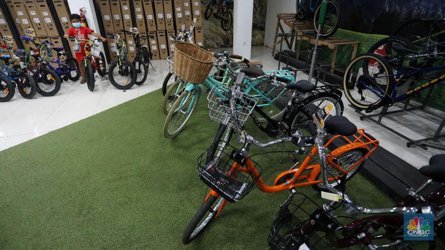 Calon pembeli melihat sepeda yang dijual di toko sepeda di kawasan Tangerang Selatan, Senin (15/2/2021).  (CNBC Indonesia/Andrean Kristianto)