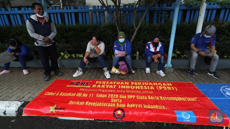 Demo Buruh Tolak Omnibuslaw di Kemenaker (CNBC Indonesia/Tri Susilo)
