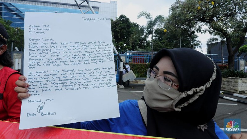 Demo Buruh Tolak Omnibuslaw di Kemenaker (CNBC Indonesia/Tri Susilo)
