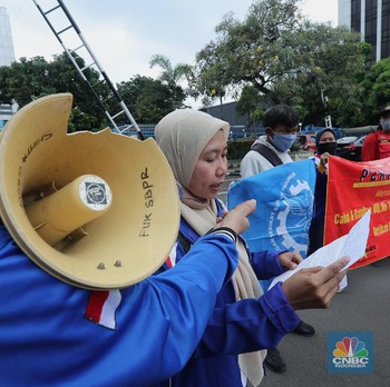 Melihat Demo Buruh Tolak UU Cipta Kerja di Depan Kemenaker
