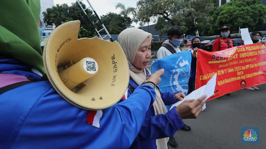 Demo Buruh Tolak Omnibuslaw di Kemenaker (CNBC Indonesia/Tri Susilo)