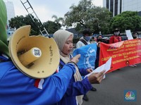 Melihat Demo Buruh Tolak UU Cipta Kerja di Depan Kemenaker