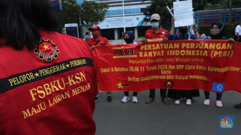 Demo Buruh Tolak Omnibuslaw di Kemenaker (CNBC Indonesia/Tri Susilo)