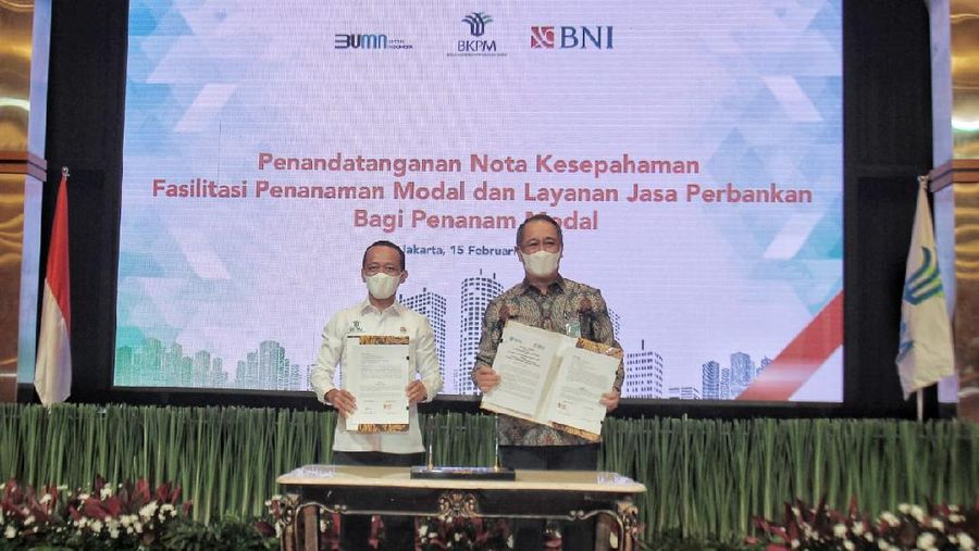 Direktur Utama BNI Royke Tumilaar (kanan) dan Kepala BKPM Bahlil Lahadalia (kiri) menandatangani Nota Kesepahaman (MoU) tentang Fasilitasi Penanaman Modal dan Layanan Jasa Perbankan bagi Penanam Modal di Jakarta, Senin (15 Februari 2021). Kerja sama ini akan memudahkan penanam modal asing untuk masuk ke Indonesia, dan penanam modal dalam negeri untuk meningkatkan usahanya di Indonesia.