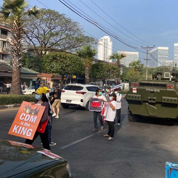 Mencekam! Penampakan Tank-tank Militer Myanmar 'Kepung' Kota
