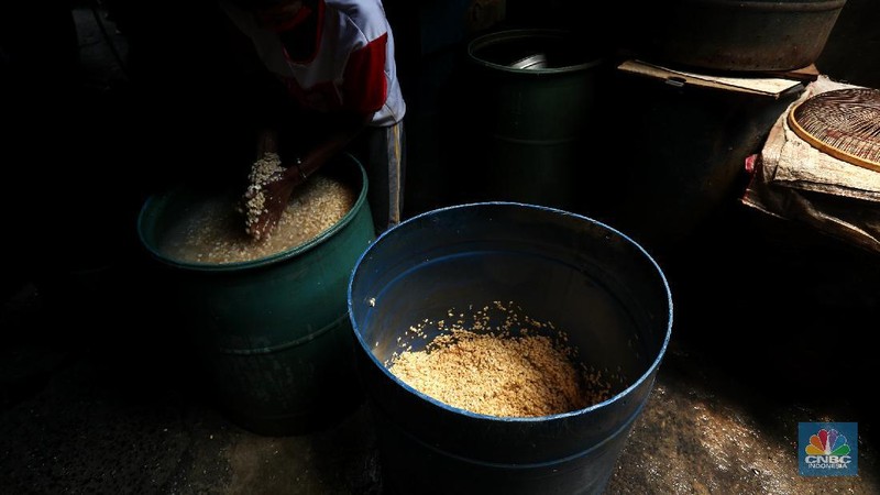 Perajin memproduksi tempe di salah satu pabrik rumahan di Jakarta, Senin (15/2/2021). Harga biji kedelai terus menguat di tengah penurunan ekspor dari Amerika Serikat dan sentimen proyeksi kenaikan pasokan dari negara produsen. (CNBC Indonesia/Tri Susilo)