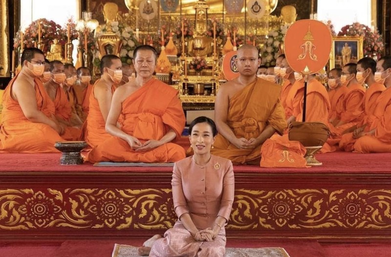 Putri Thailand Bajrakitiyabha menyapa kaum royalis, di The Grand Palace di Bangkok, Thailand, 1 November 2020. (Dok. File - REUTERS/Athit Perawongmetha)