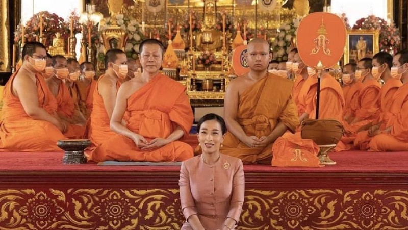 Putri Thailand Bajrakitiyabha menyapa kaum royalis, di The Grand Palace di Bangkok, Thailand, 1 November 2020. (Dok. File - REUTERS/Athit Perawongmetha)
