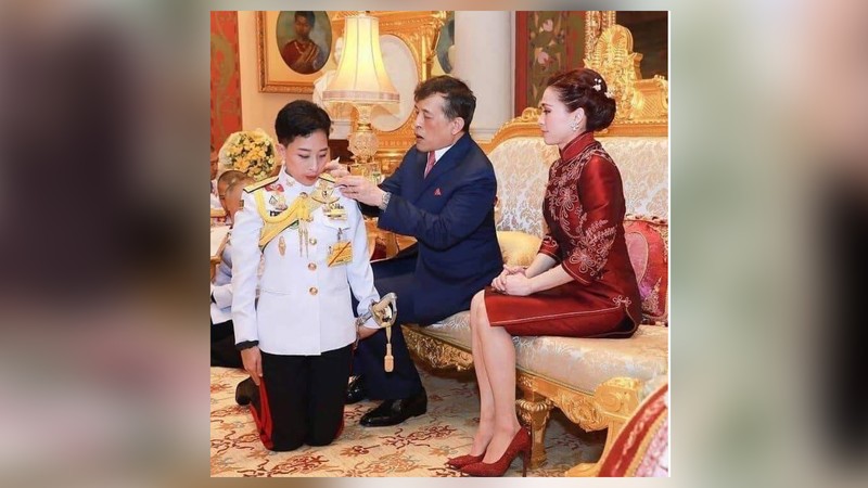 Putri Thailand Bajrakitiyabha menyapa kaum royalis, di The Grand Palace di Bangkok, Thailand, 1 November 2020. Putri Thailand Bajrakitiyabha menyapa kaum royalis, di The Grand Palace di Bangkok, Thailand, 1 November 2020. (Dok. File - REUTERS/Athit Perawongmetha)