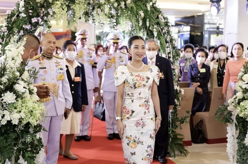 Putri Thailand Bajrakitiyabha menyapa kaum royalis, di The Grand Palace di Bangkok, Thailand, 1 November 2020. Putri Thailand Bajrakitiyabha menyapa kaum royalis, di The Grand Palace di Bangkok, Thailand, 1 November 2020. (Dok. File - REUTERS/Athit Perawongmetha)