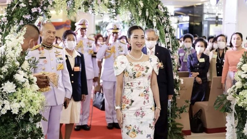 Putri Thailand Bajrakitiyabha menyapa kaum royalis, di The Grand Palace di Bangkok, Thailand, 1 November 2020. (Dok. File - REUTERS/Athit Perawongmetha)