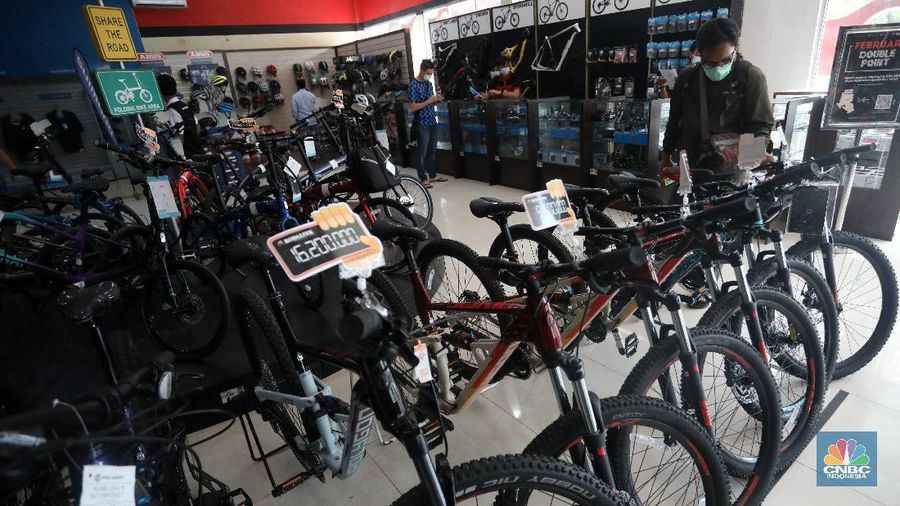 Calon pembeli melihat sepeda yang dijual di toko sepeda di kawasan Tangerang Selatan, Senin (15/2/2021).  (CNBC Indonesia/Andrean Kristianto)
