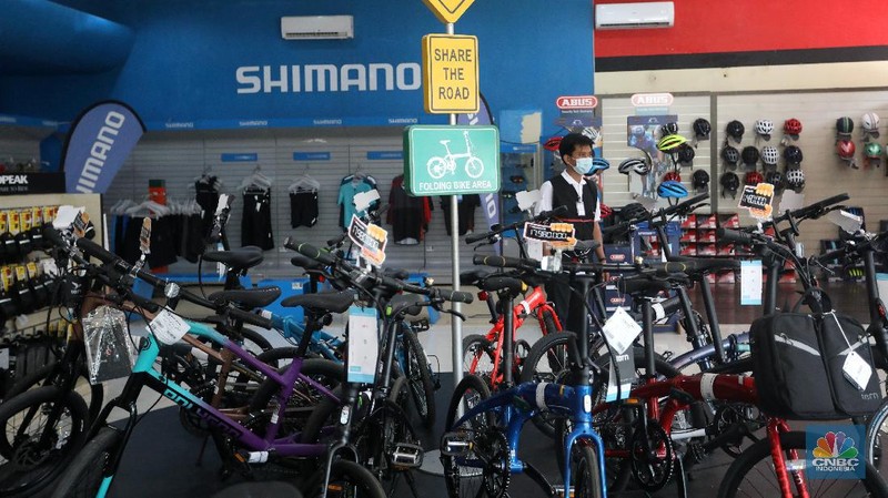 Calon pembeli melihat sepeda yang dijual di toko sepeda di kawasan Tangerang Selatan, Senin (15/2/2021).  (CNBC Indonesia/Andrean Kristianto)